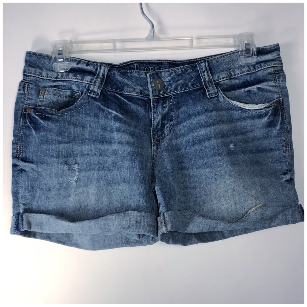 Decree cut off distressed shorts.